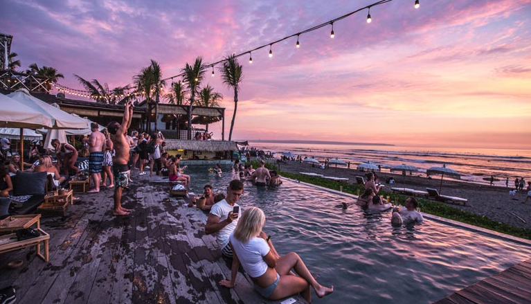 Canggu & Uluwatu – Modern Luxury and Cliff Views