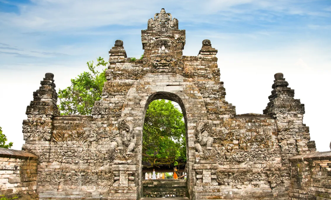 Uluwatu Temple – Dramatic Clifftop Views