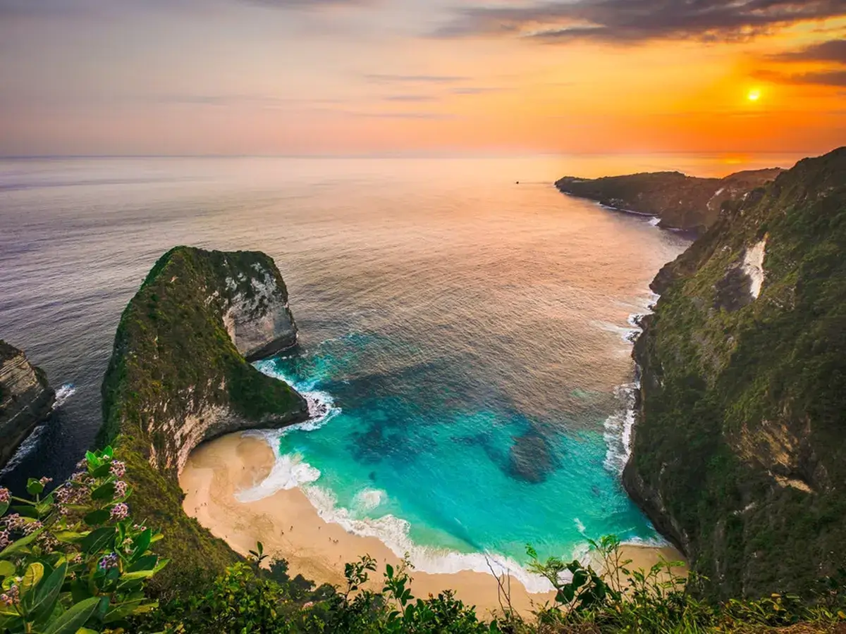 nusa penida travel guide to kelingking beaches in Bali